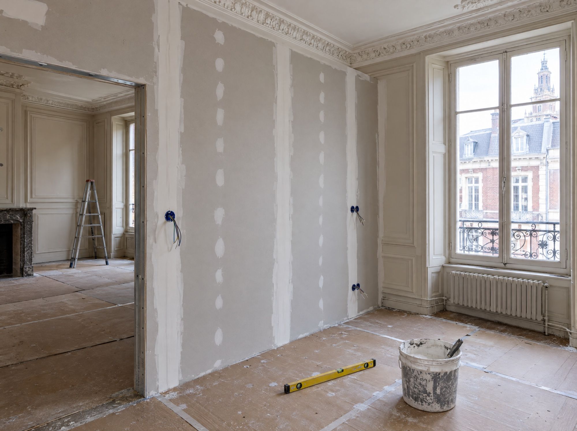 Appartement ancien en travaux, nouvelle cloison en plaques de plâtre et moulures conservées