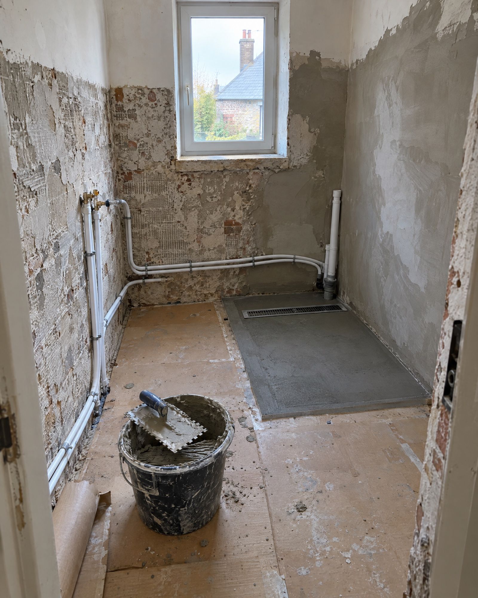Salle de bain en rénovation, nouvelles arrivées d'eau et receveur de douche