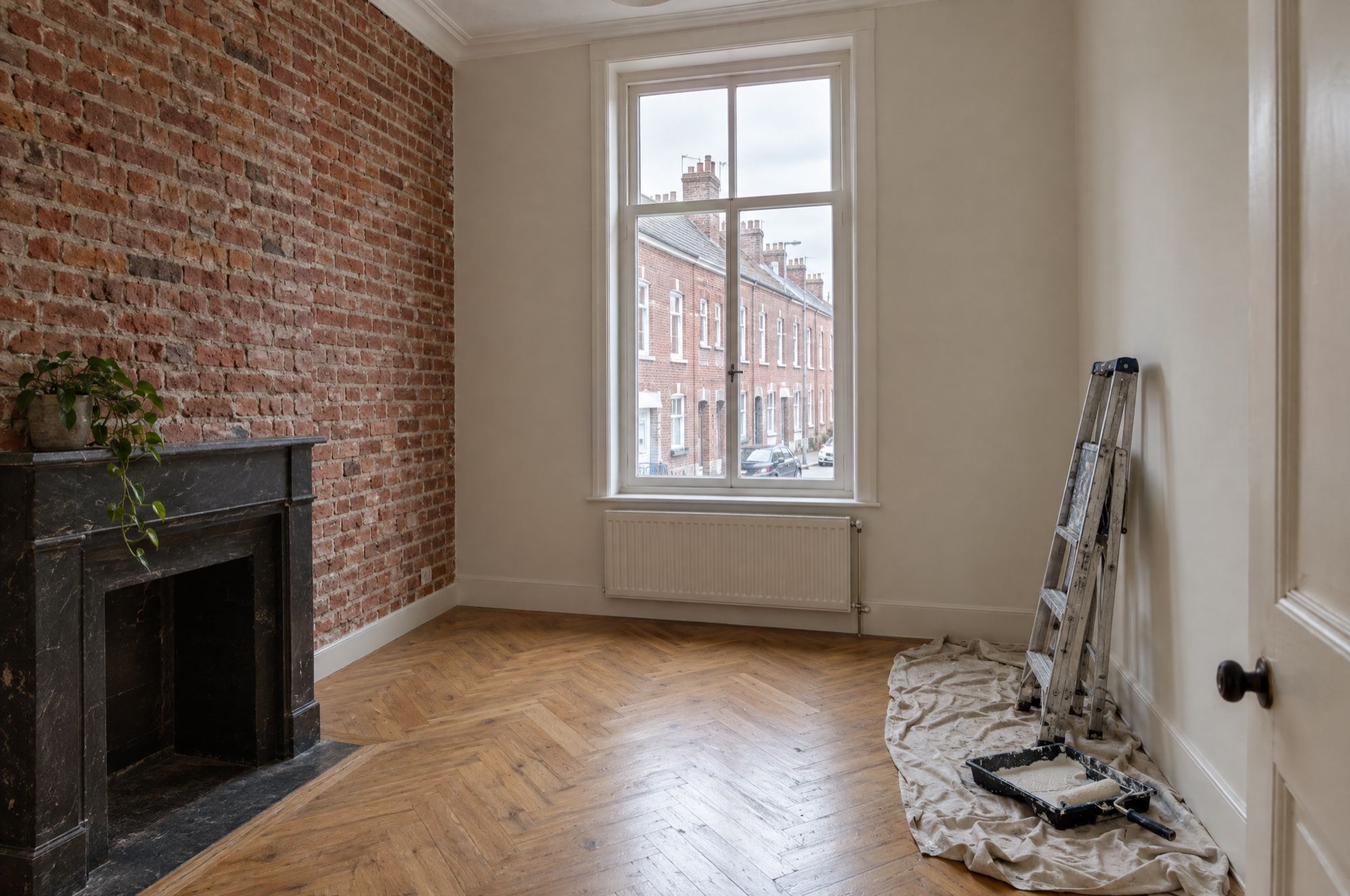 Salon rénové dans une maison en brique, parquet en chevrons